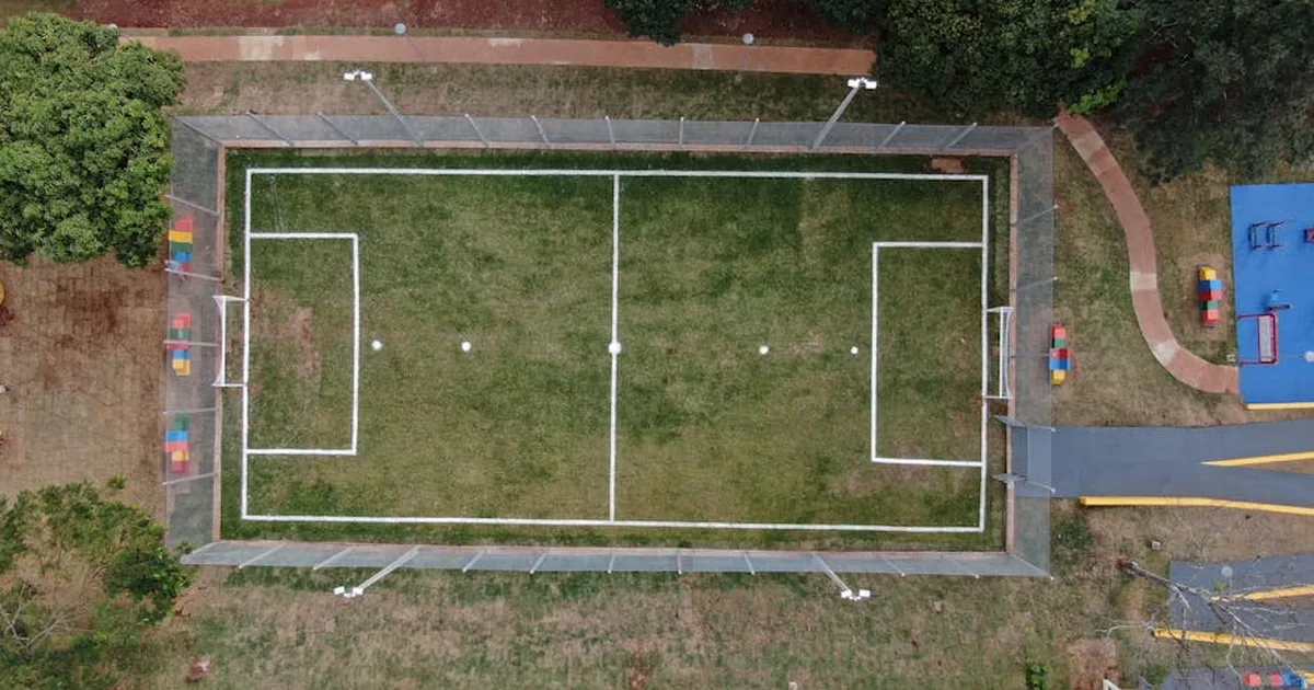Árbitro e jogadores ajoelham em oração após grave lesão em partida brasileira