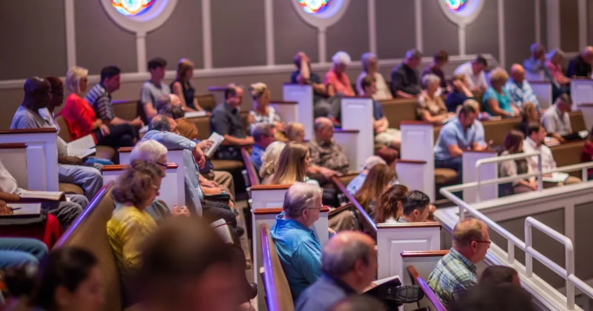 Iglesia que Abraza: Escuchar e Incluir en el Hoy de Dios