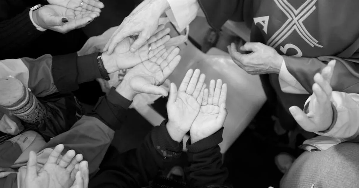 Respuesta cristiana ante críticas a líderes espirituales: Un llamado al respeto y la oración