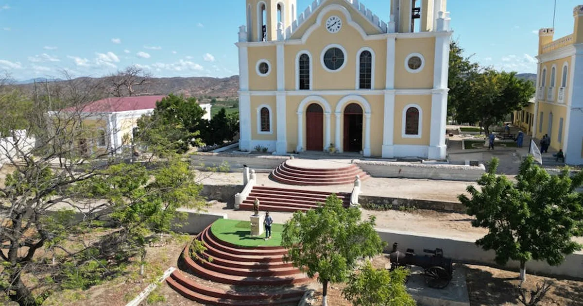 Igreja centenária é queimada em ataque terrorista em Moçambique: a fé resiste
