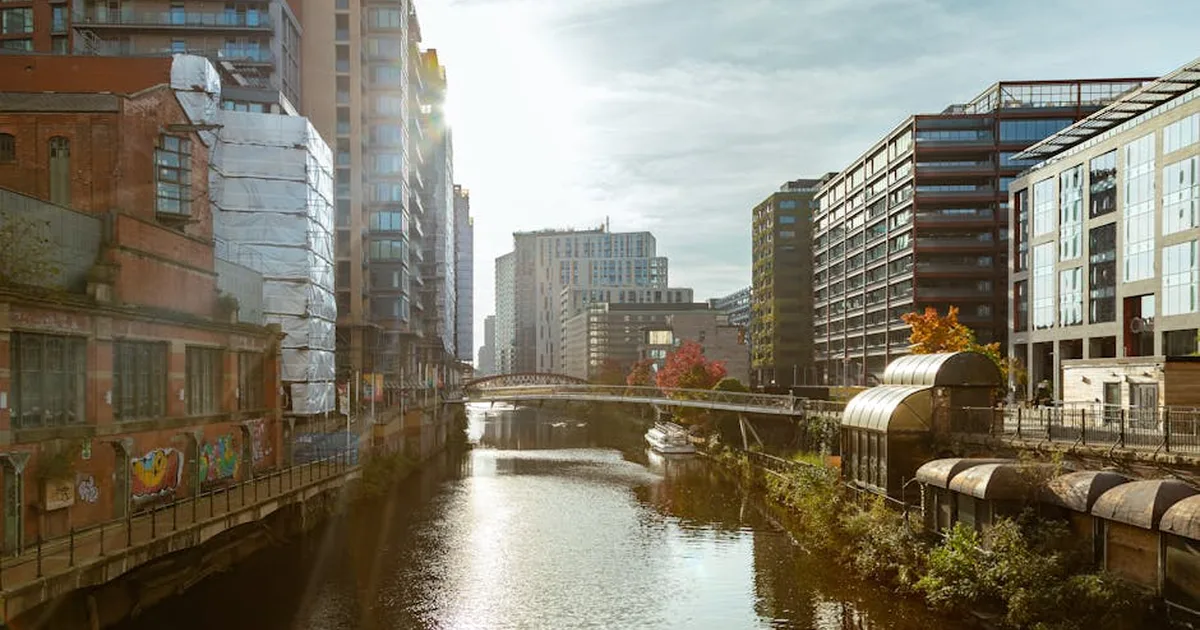 Un Villaggio di Speranza: Come la Fede Trasforma le Periferie Esistenziali a Manchester