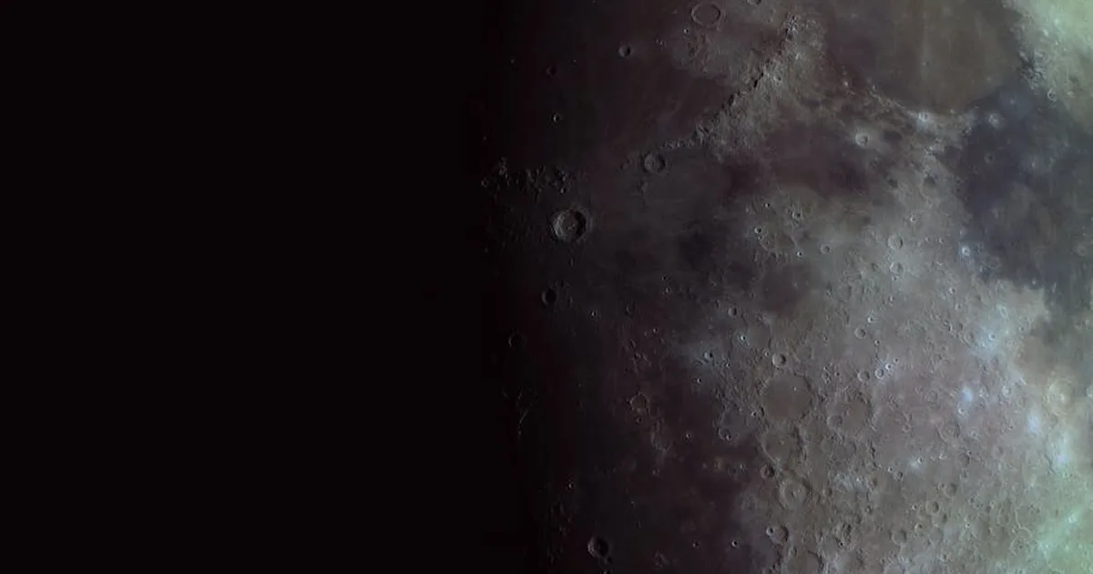 Der Mond zeigt seine verborgenen Farben: Wie der Glaube uns das Unsichtbare sehen lässt