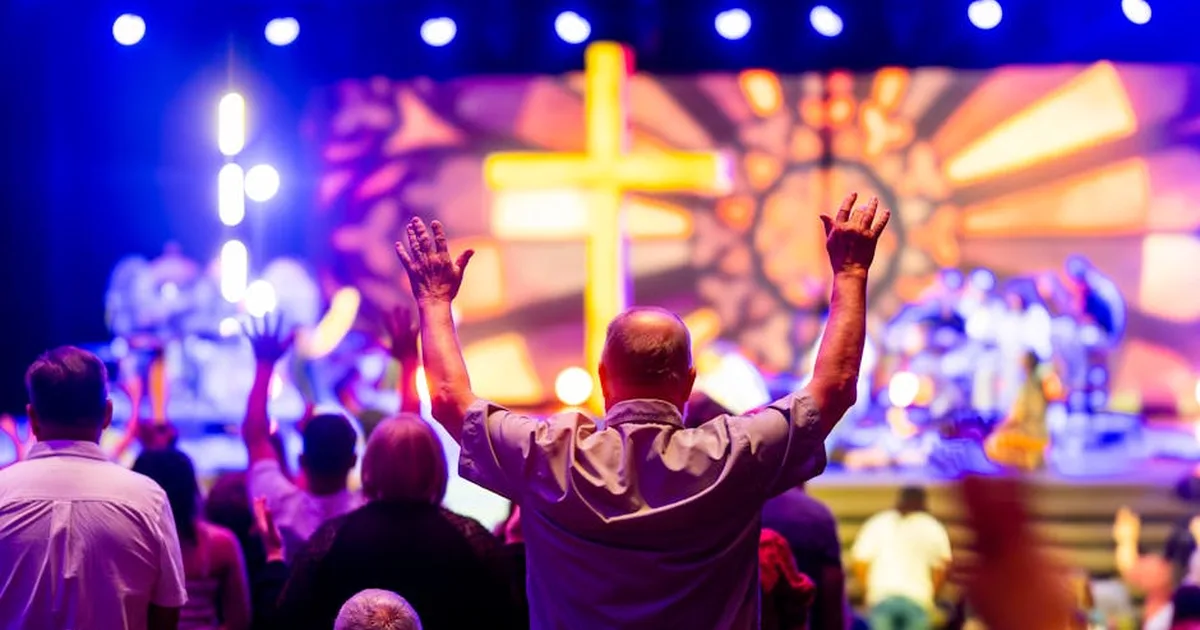 Comunhão em Ação de Graças: Como as Comunidades Cristãs Celebram Marcos Importantes Juntas