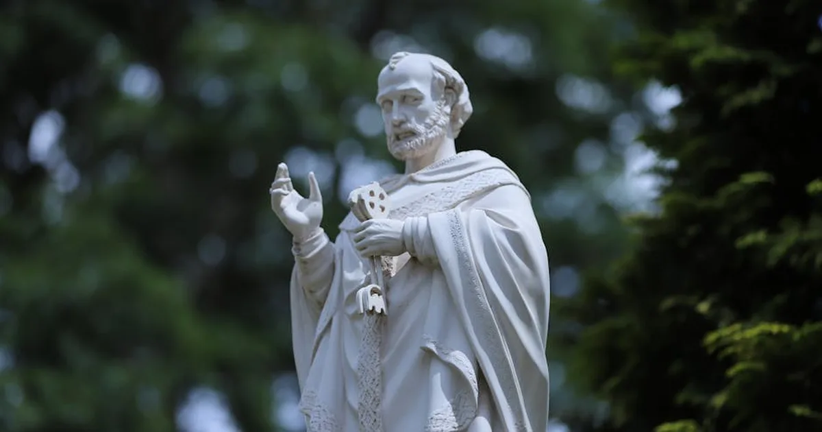 San Pedro: El Primer Papa y Pilar de la Iglesia