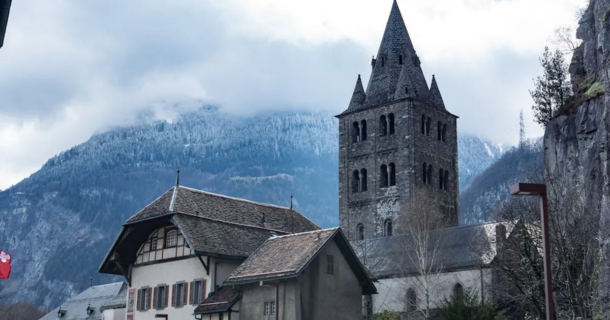 Cinco corazones fieles devuelven la vida a un santuario milenario en los Alpes