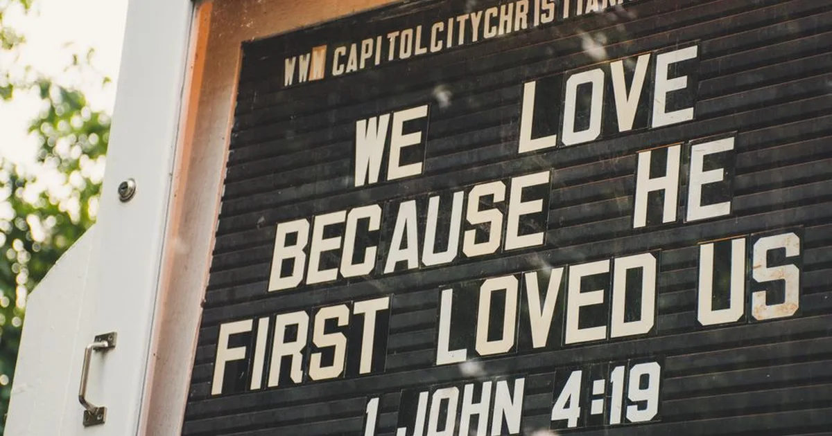 10 Versículos Sobre Amor: O Coração da Fé Cristã