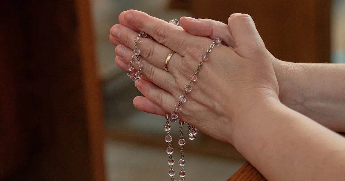 Cómo se reza el rosario: Padre Nuestro y Ave María paso a paso