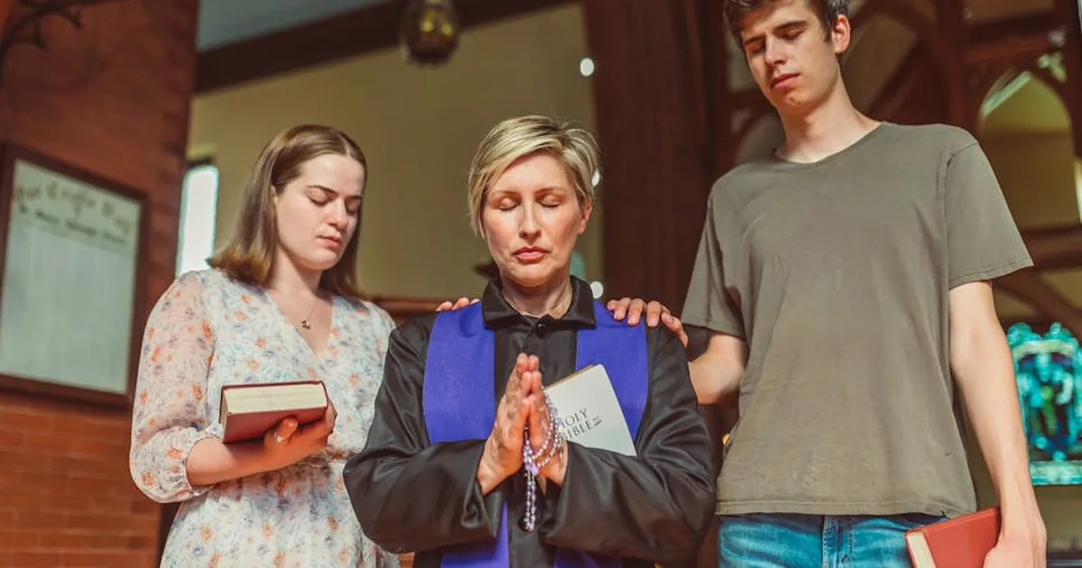 Oración por la familia y el hogar en la Biblia: guía para fortalecer tu fe