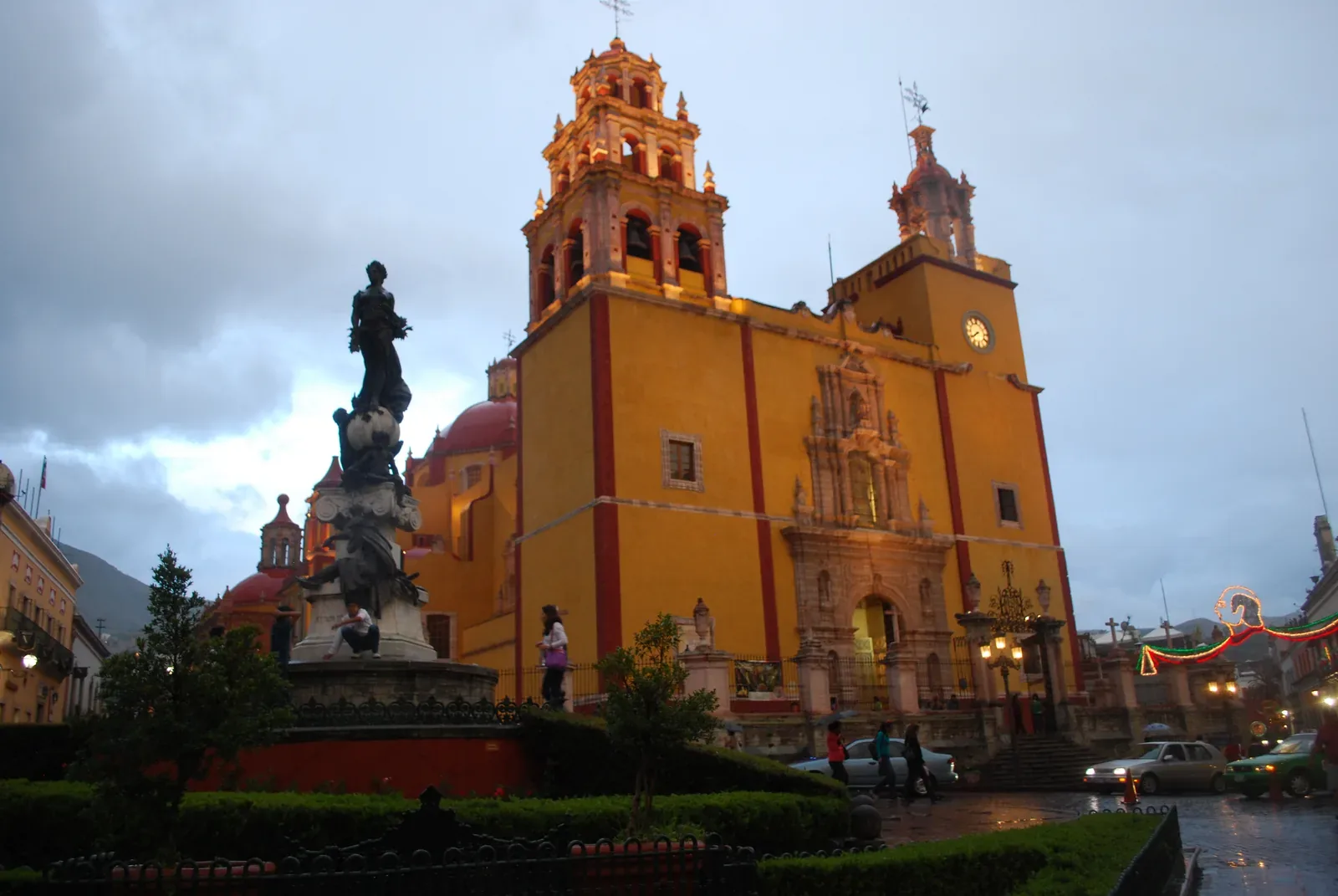 Basílica Colegiata de Nuestra Señora de Guanajuato — View of the Basilica of Guanajuato and Plaza de la Paz in Guanajuato, Mexico