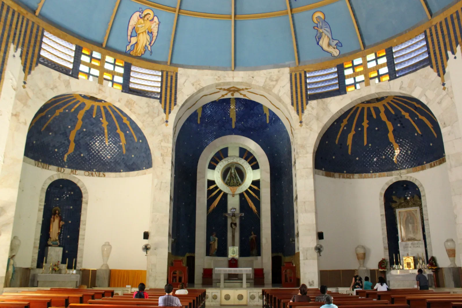 Catedral de Nuestra Señora de la Soledad — Interior de la Catedral de Nuestra Señora de la Soledad en Acapulco, Guerrero, México.