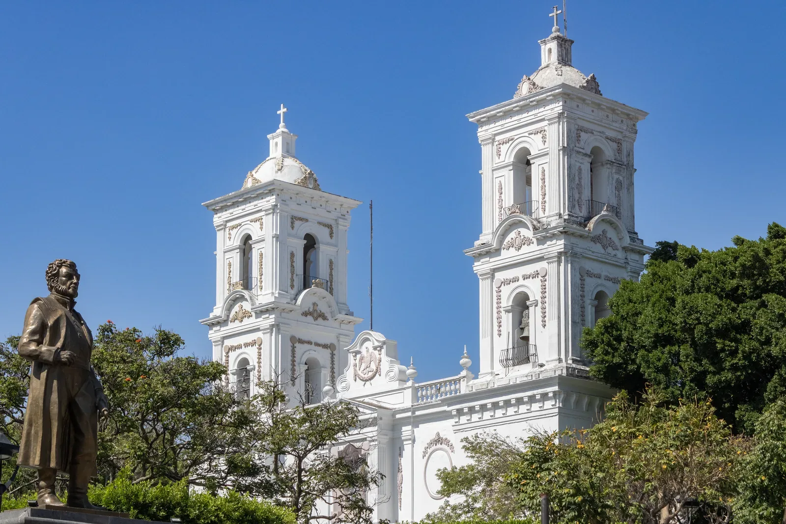Catedral de Santa María de la Asunción (Chilpancingo) — Catedral de Santa María de la Asunción de Chilpancingo vista desde la plaza cívica