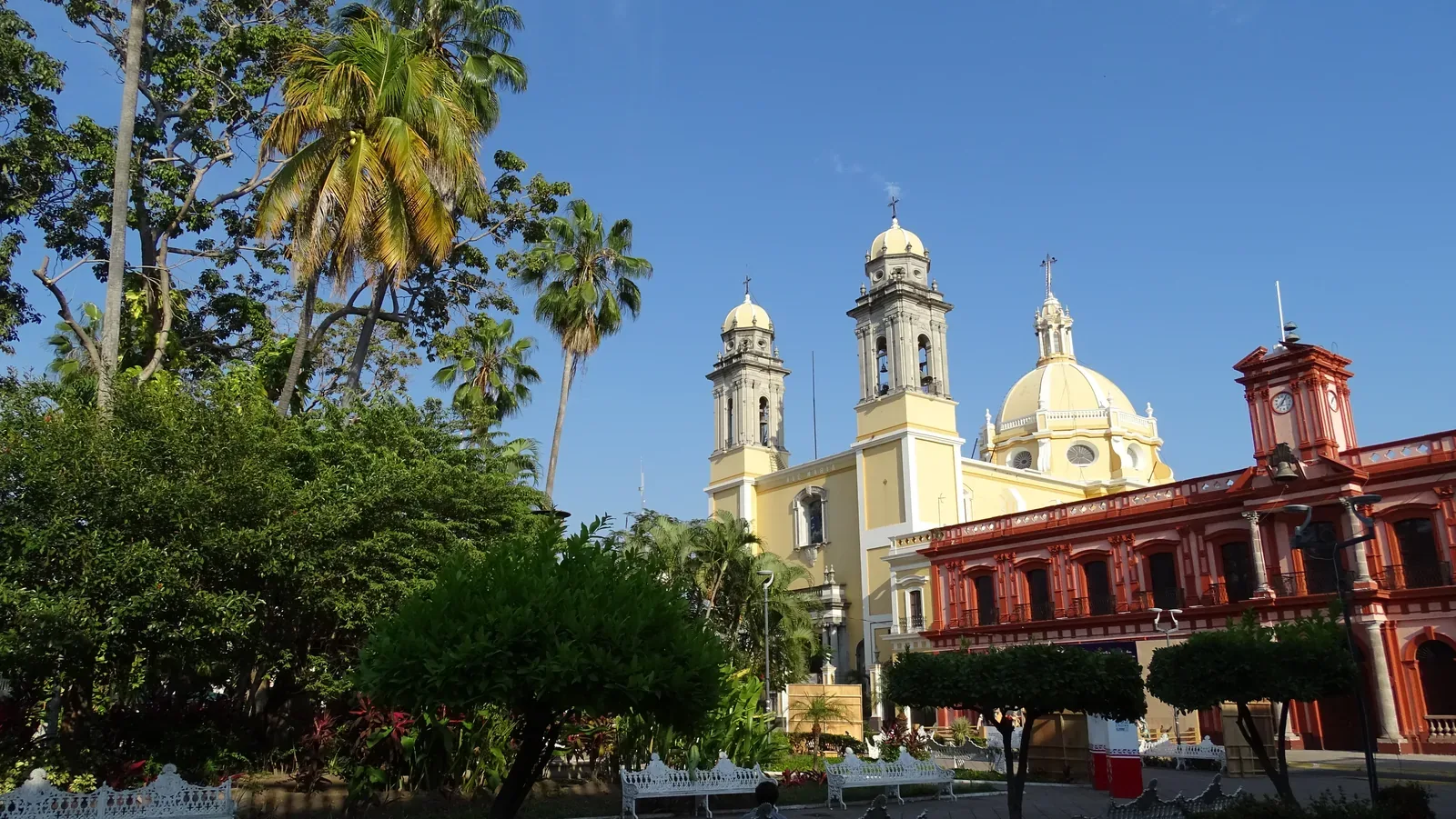 Catedral Basílica de Nuestra Señora de Guadalupe (Colima) — Plaza Colima with Basilica View - Colima - Mexico