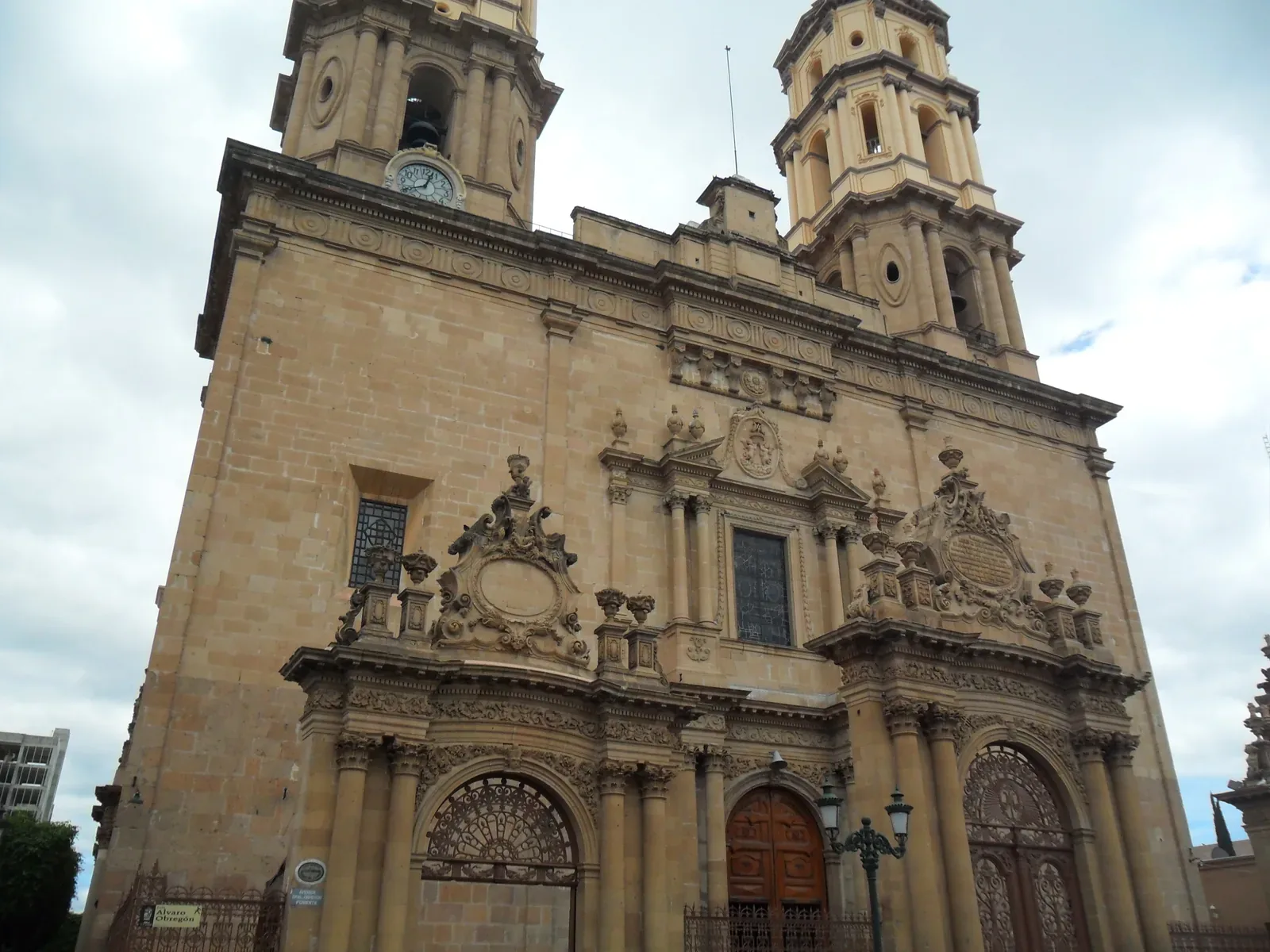 Catedral Basílica de León — Catedral Nuestra Señora de la Luz en león guanajuato vista de frente
