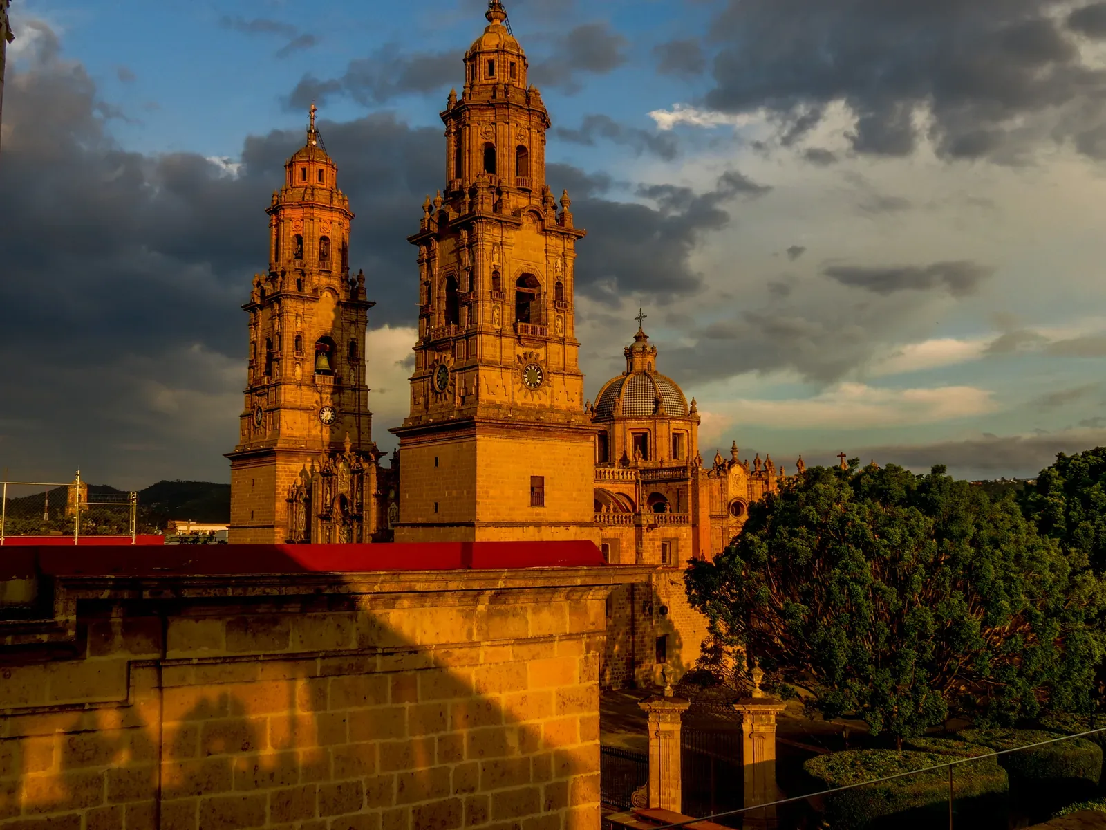 Catedral de Morelia — Vista de la Catedral de Morelia. Clave INAH (00333)