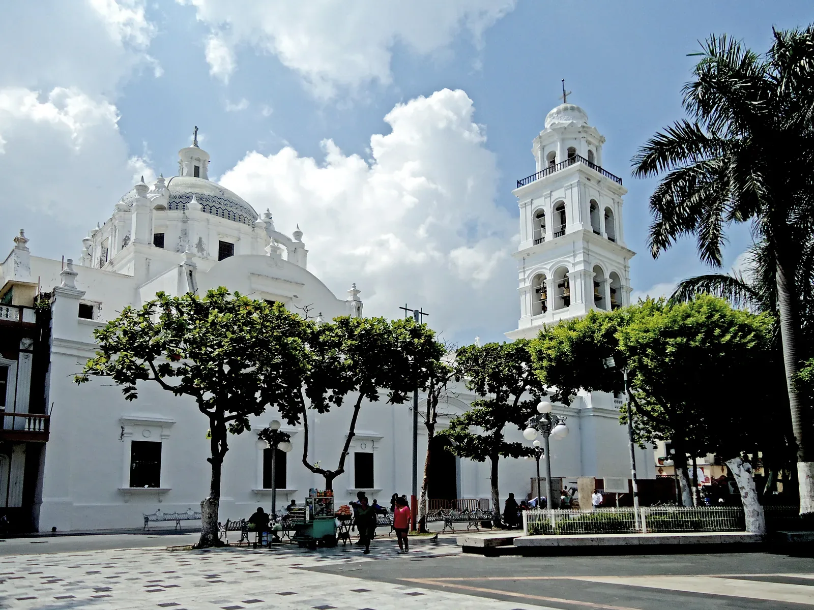 Catedral de Veracruz (Nuestra Señora de la Asunción) — Vista desde el frente del Palacio Municipal de Veracruz, hacia la Catedral de Nuestra Señora de la Asunción. Toma realizada por Enrique Carpio Martínez.