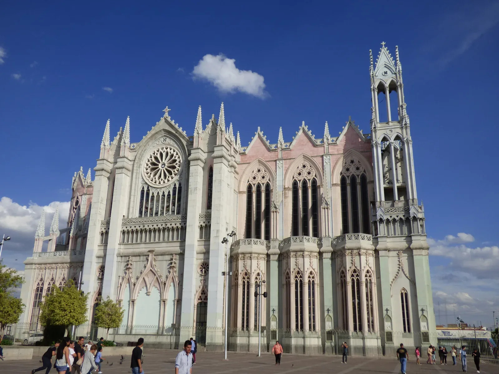 Templo Expiatorio de León — Fachada lateral del Templo Expiatorio de León, Gto., México