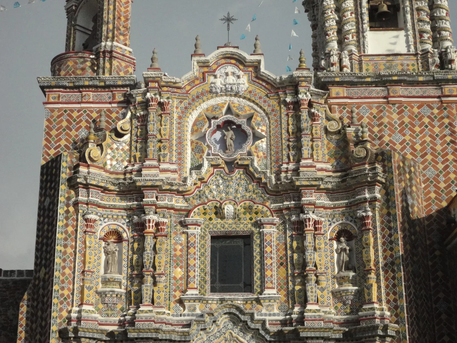 Templo de San Francisco Acatepec — Fachada de Talavera del templo de San Francisco Acatepec