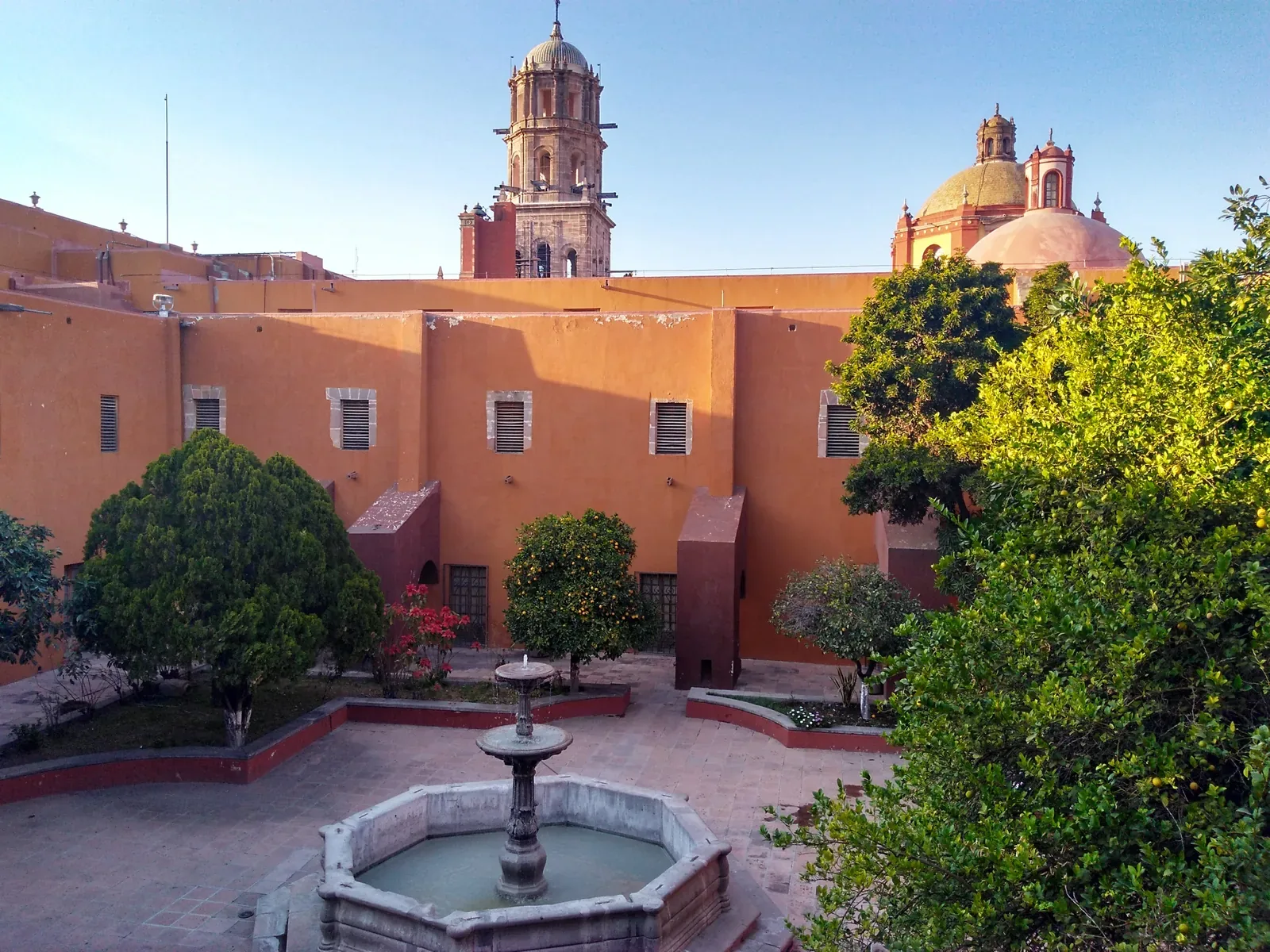 Templo de San Francisco de Asís (Plaza Zenea) — jardín en Templo y exconvento de San Agustín de Querétaro