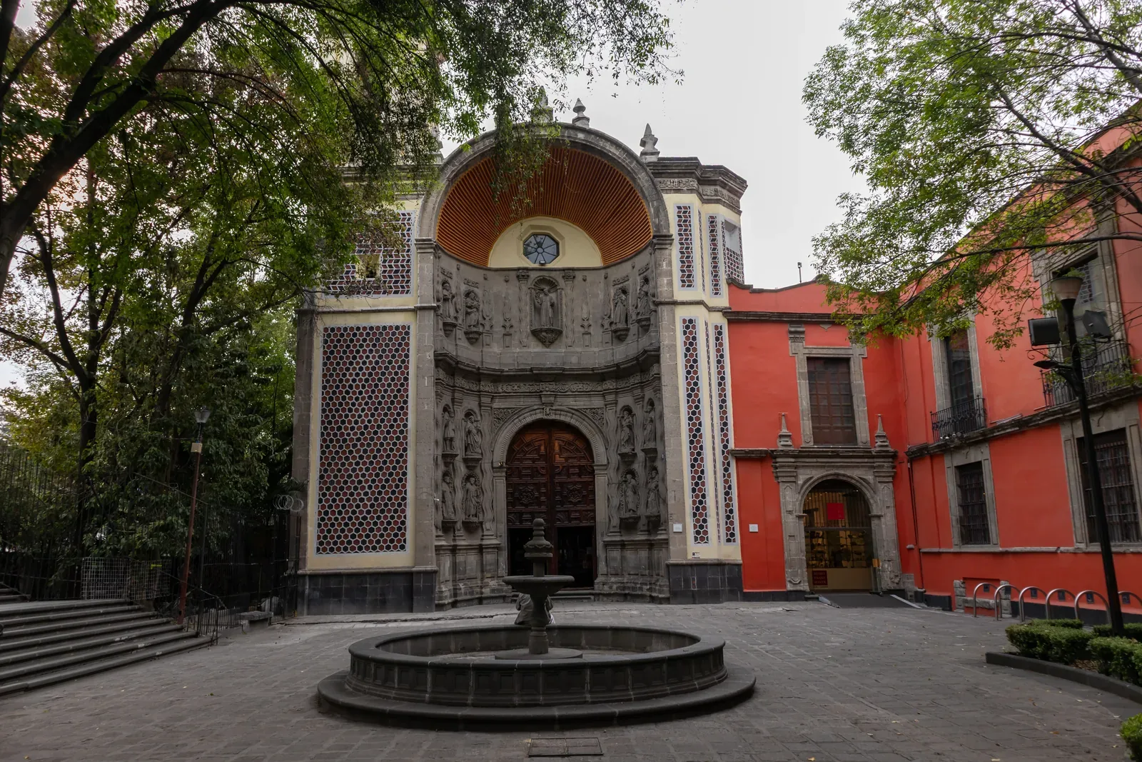 Templo de San Juan de Dios (San Antonio de Padua), Av. Hidalgo — Façade of the Temple of San Juan de Dios, Historic Center of Mexico City.